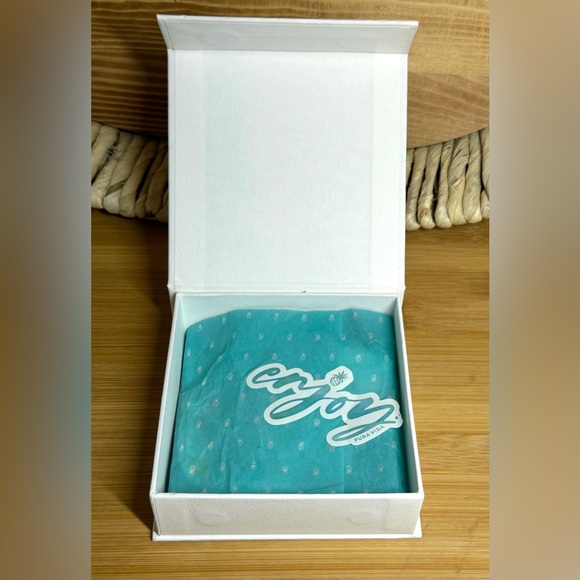 Pura Vida Live Free Bundle, Set 5 Bracelets, Necklace, Stickers & Gift Box NWT - Picture 10 of 11